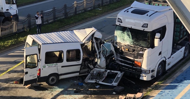 Okul Servisi, Tıra Çarptı: 1 Kişi Öldü,13 Kişi Yaralandı