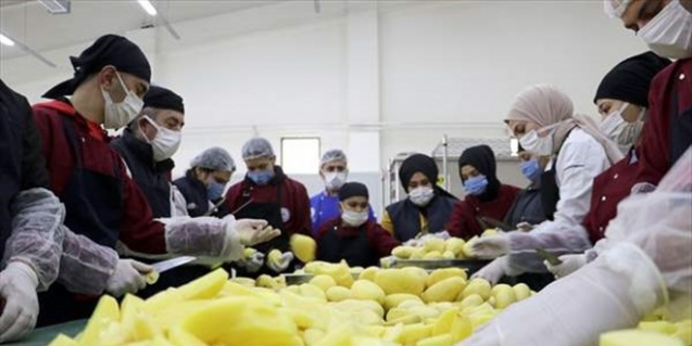 Meslek lisesi öğrencileri günde 20 bin kişiye yemek hazırlıyor