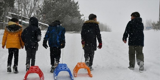 Bitlis'te eğitime kar engeli