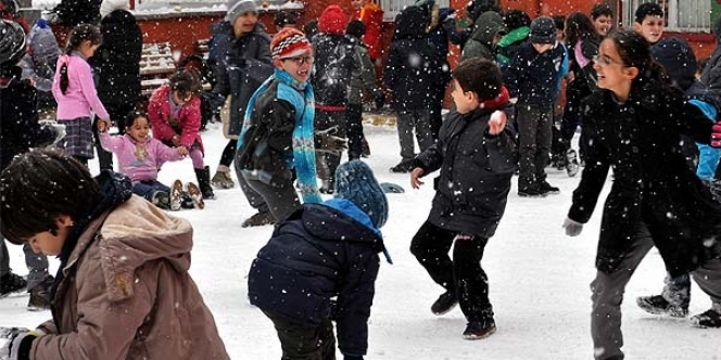 Ardahan'da kar ve tipi nedeniyle eğitime ara verildi