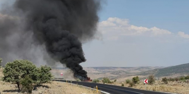 Öğretmen çift ve bebekleri, yanan otomobilden son anda kurtarıldı