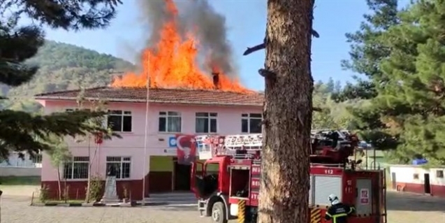 Öğrenciler Dersteyken Yangın Çıktı