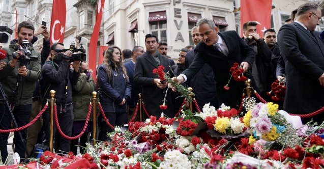 BAKAN ÖZER, İSTİKLAL CADDESİ'NDEKİ TERÖR SALDIRISINDA HAYATINI KAYBEDENLER İÇİN OLAY YERİNE KARANFİL BIRAKTI