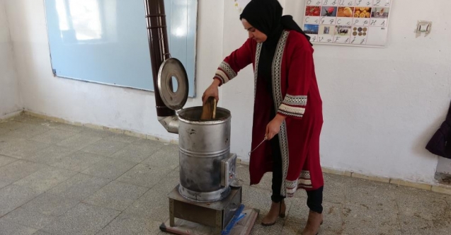 Müjgen öğretmen, öğrencilere ders vermenin yanı sıra soba yakıp okulun temizliğini yapıyor