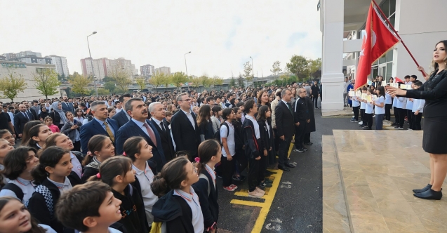 BAKAN TEKİN, İSTANBUL'DA OKULUN BAYRAK TÖRENİNE KATILDI