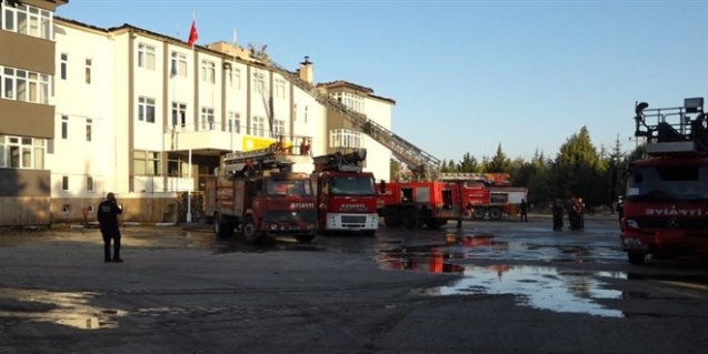 Okulun çatısında çıkan yangın söndürüldü