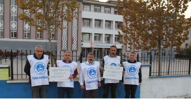 Öğretmenler odasına yerleştirilen kameraya öğretmenlerden tepki