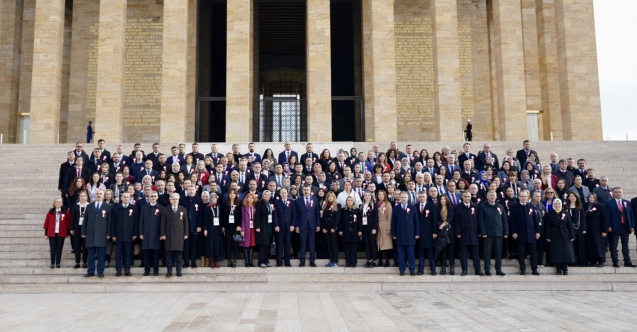 BAKAN TEKİN VE BERABERİNDEKİ ÖĞRETMENLER ANITKABİR'İ ZİYARET ETTİ