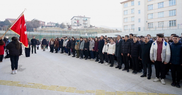 OKULLAR, YENİ HAFTAYA ŞEHİTLERE SAYGI DURUŞUYLA BAŞLADI